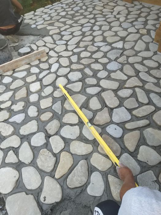 Vând și montez piatra de Rau
