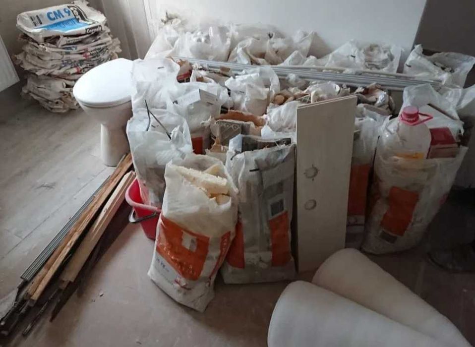 Transport moloz debarasări mobila resturi curatare teren amenajare