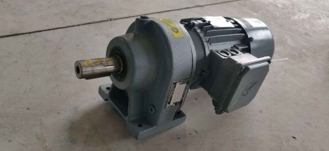 Motor electric trifazat cu reductor, 0.37kW, 56rpm, 220/380V