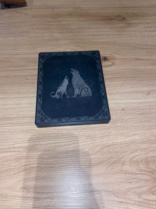 PlayStation 5. Използван. 3 игри на диск. 2 контролера.