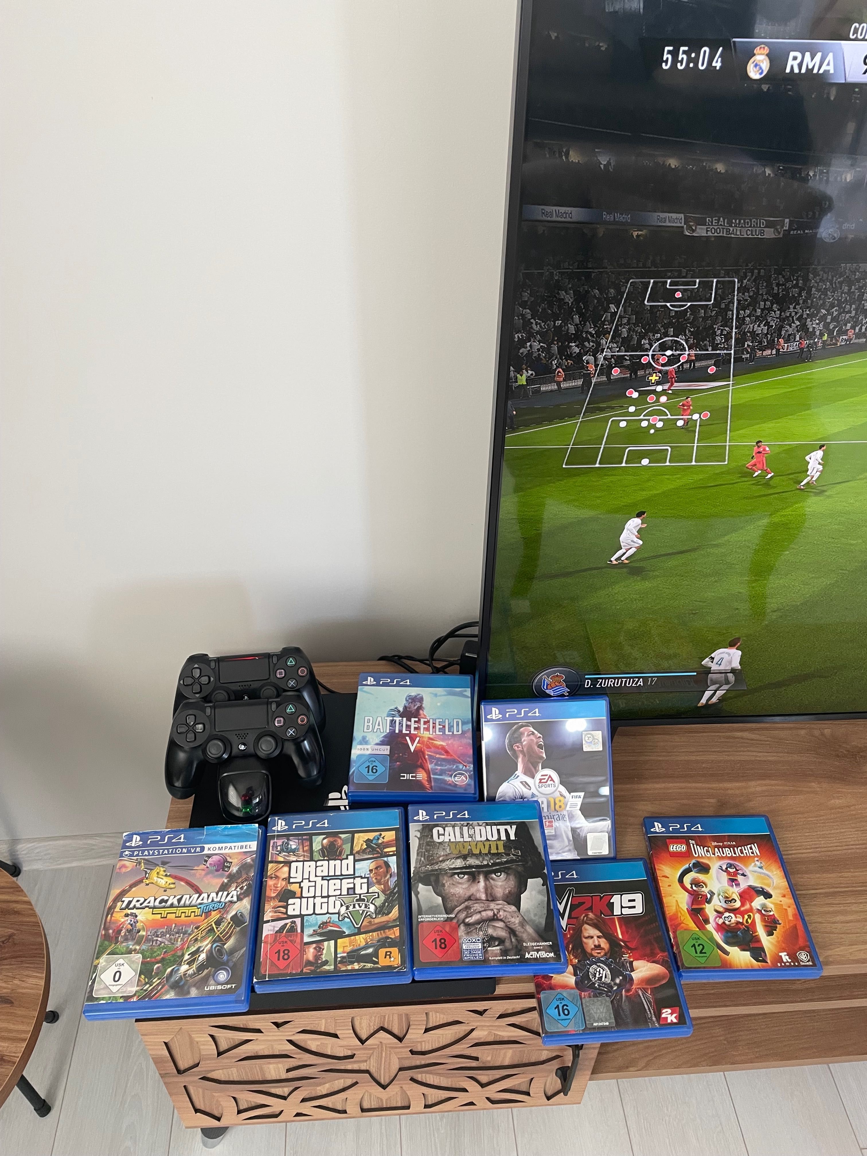 PS4 Pro 1TB + 2 контролера + 7 игри  отлично състояние