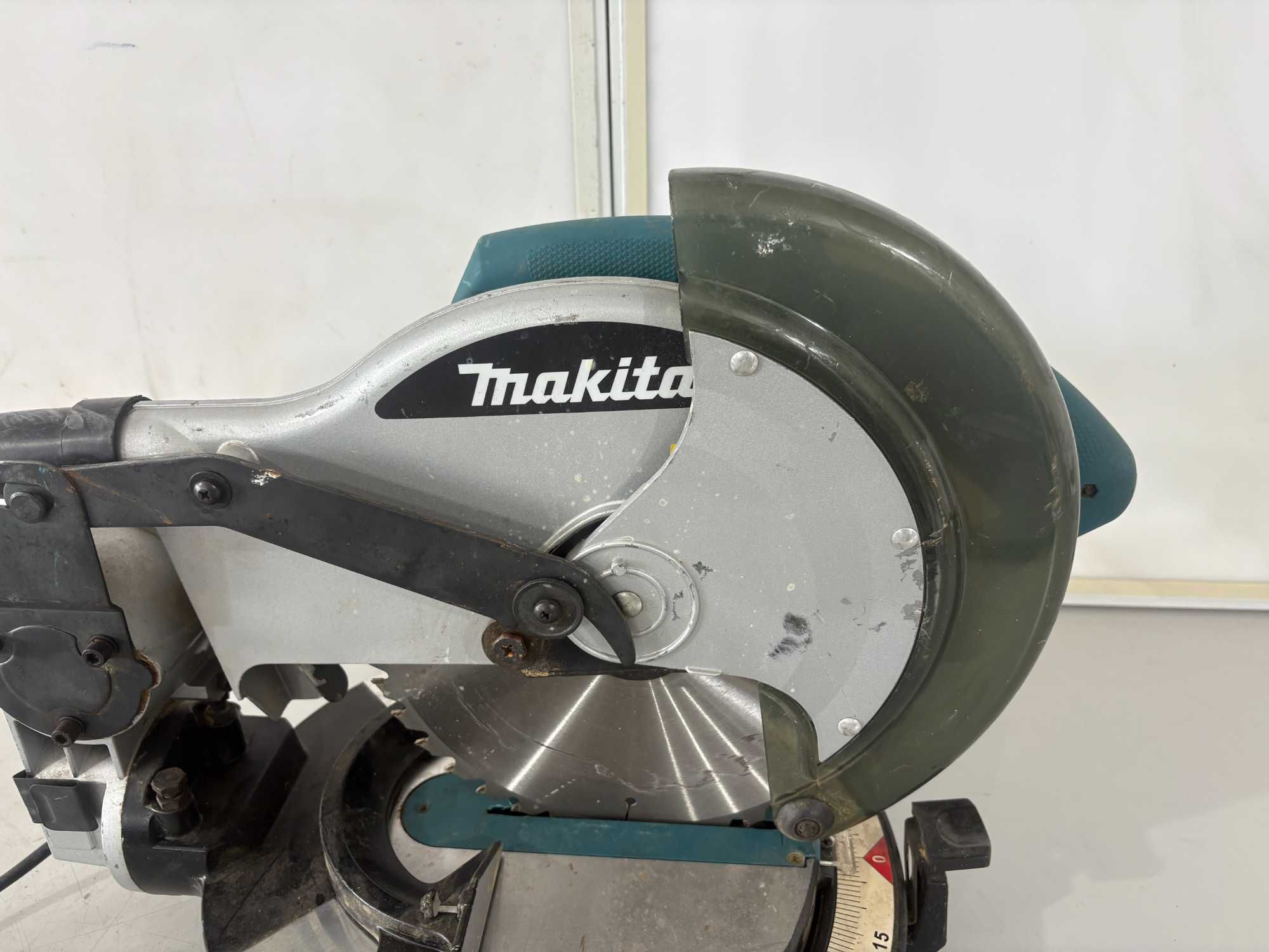 Циркуляр пендула - Makitta 1500 W / 255 mm