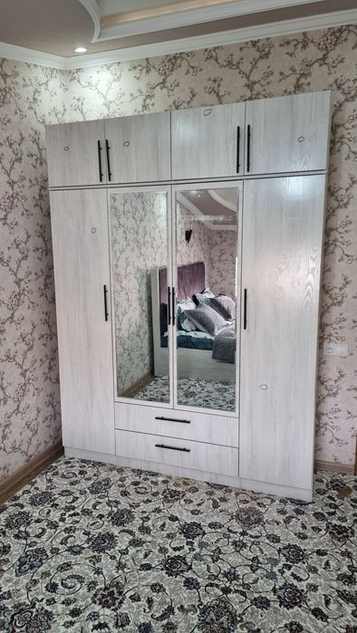 Shkaf sotiladi dastafka ustanovka bepul buladi ichida