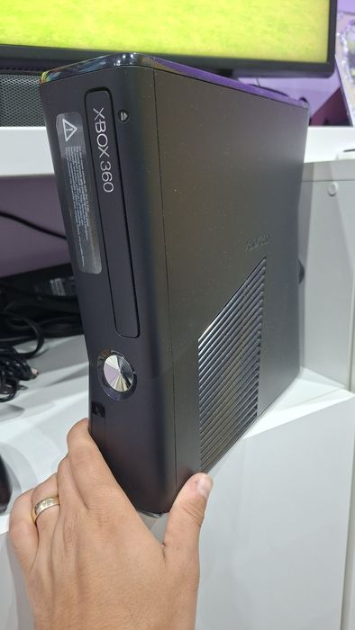 Xbox 360 kinect + 2 manete + 8 jocuri