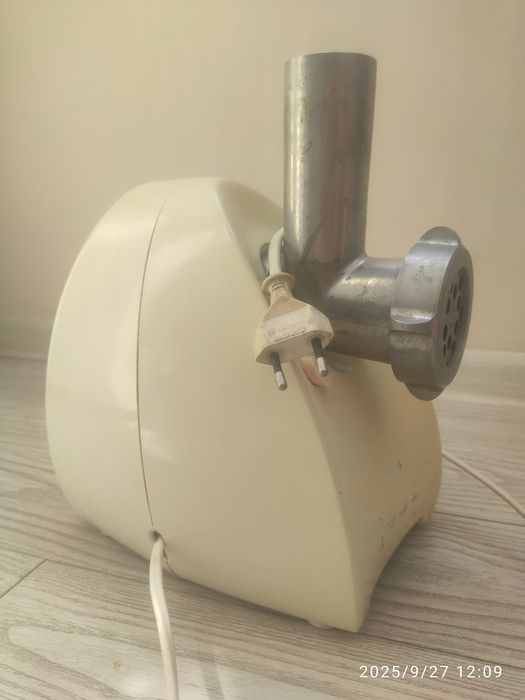 Продам электромясорубку Philips