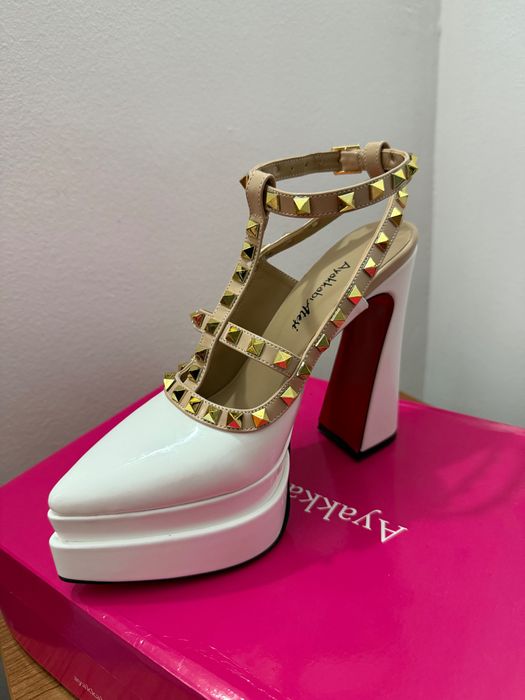 Обувки на ток бяло със златно