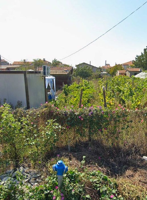 Отдава се дворно място в кв. Лозово – ток, вода, 750 кв.м