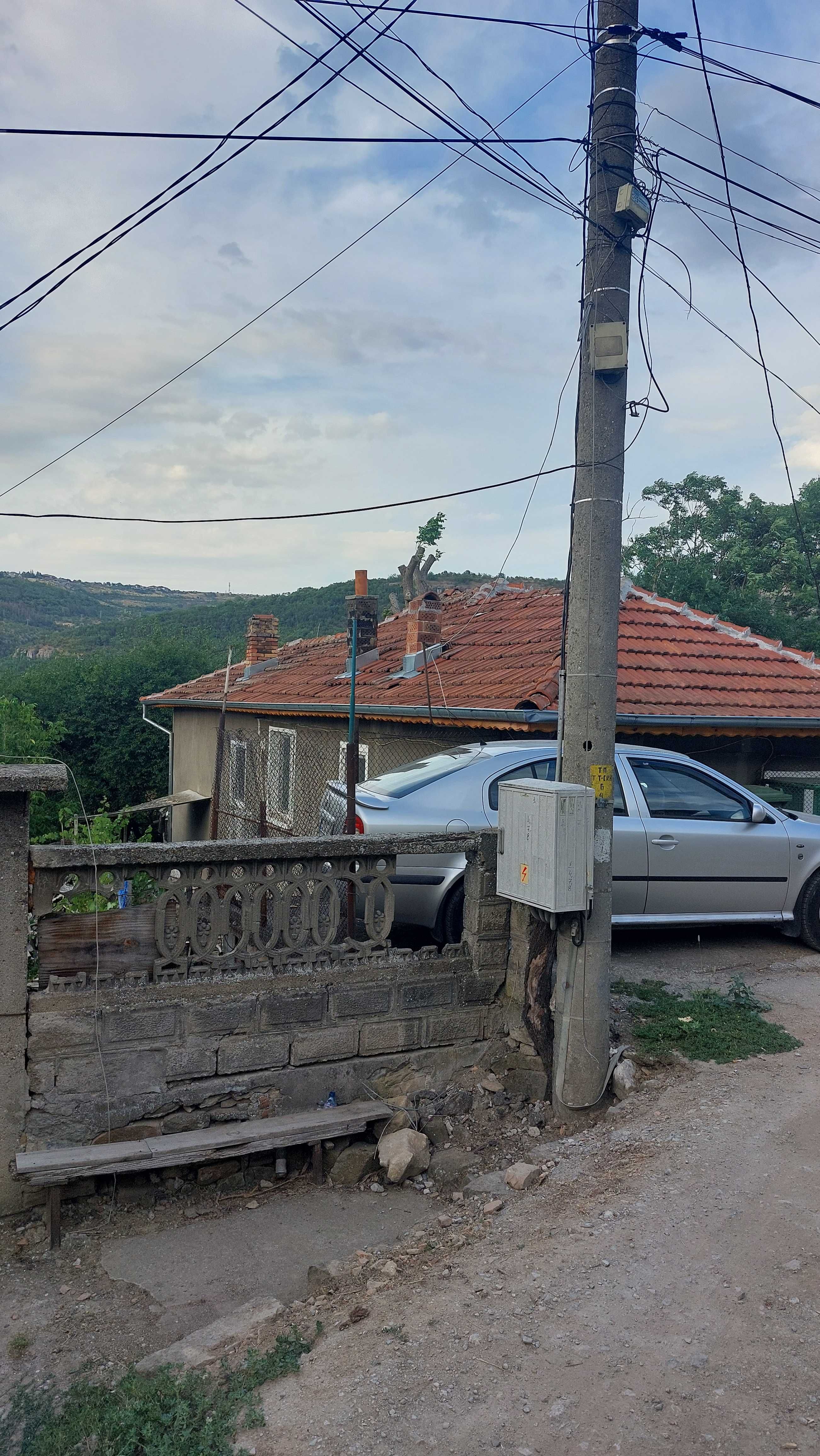 Къща с  приземен етаж и двор