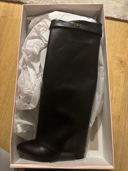 Високи ботуши с  ток