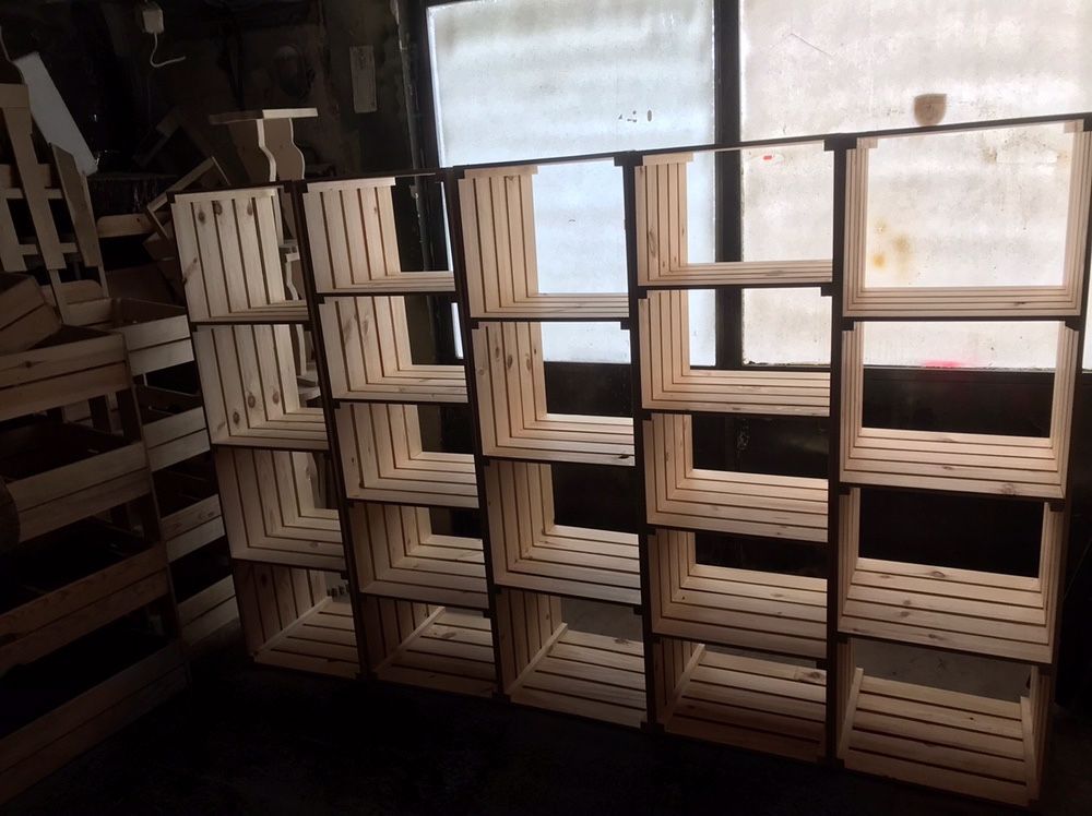 Дървен стелаж за витрина ръчна изработка