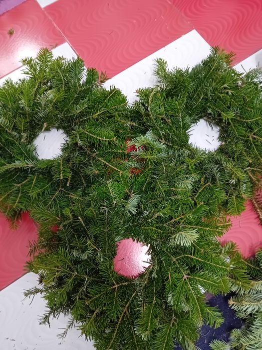 Vand coronițe din brad și balot .