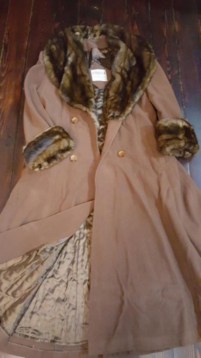 Женское пальто продается