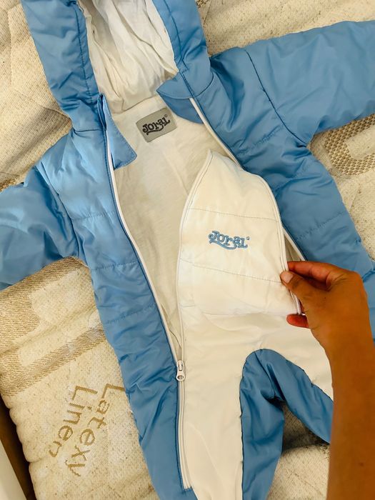 Зимен космонавт за бебе 68 см с вградени ръкавички и чорапче