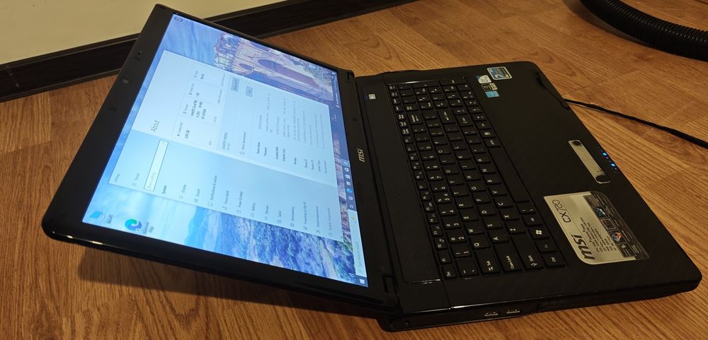 MSI 17.3 inch, intel i5, 2 GPU, 1 SSD 1 HDD, 4 GB ram