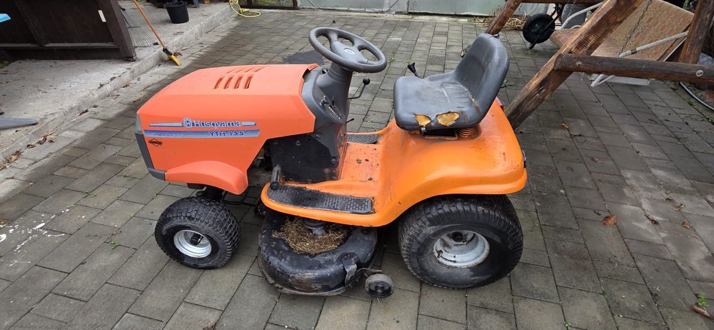 Tractoras Husqvarna pentru tuns iarba