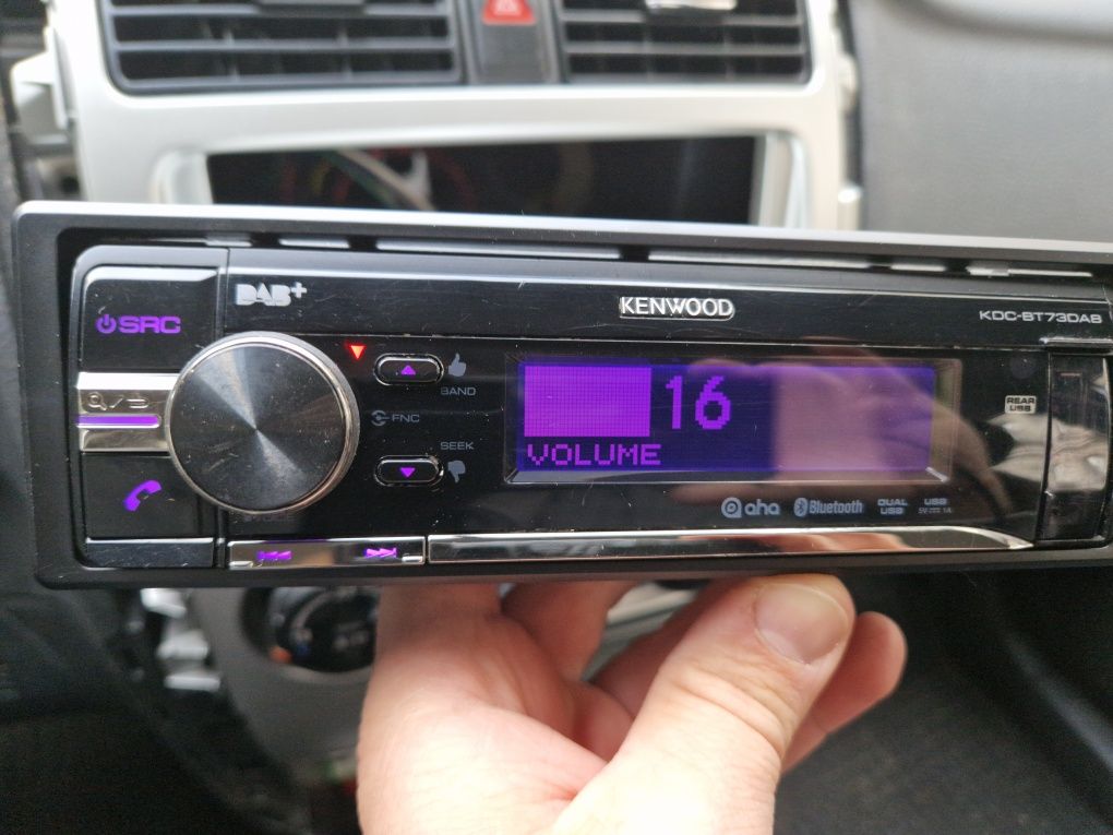 Продавам Kenwood kdc-bt73dab