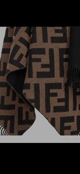Poncho Fendi model 2026