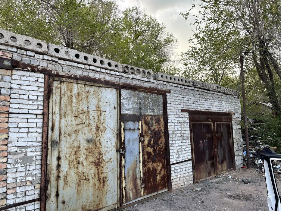 Продаётся гараж 50 кв м возле супермаркета 777