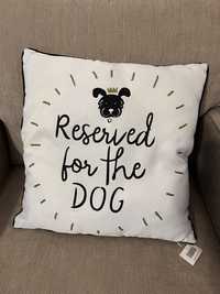 Perna cu mesaj “Reserved for the dog” cu eticheta