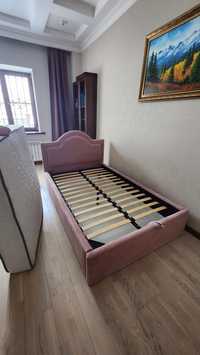 Кровать новая в магазинах 200-250К цена