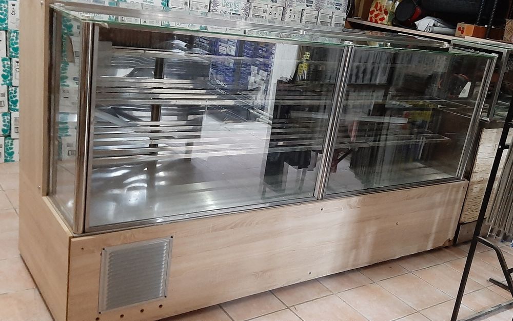 Витрины для холодных и горячих блюд.