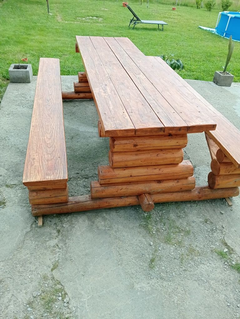 Masă rustică de lemn rotund