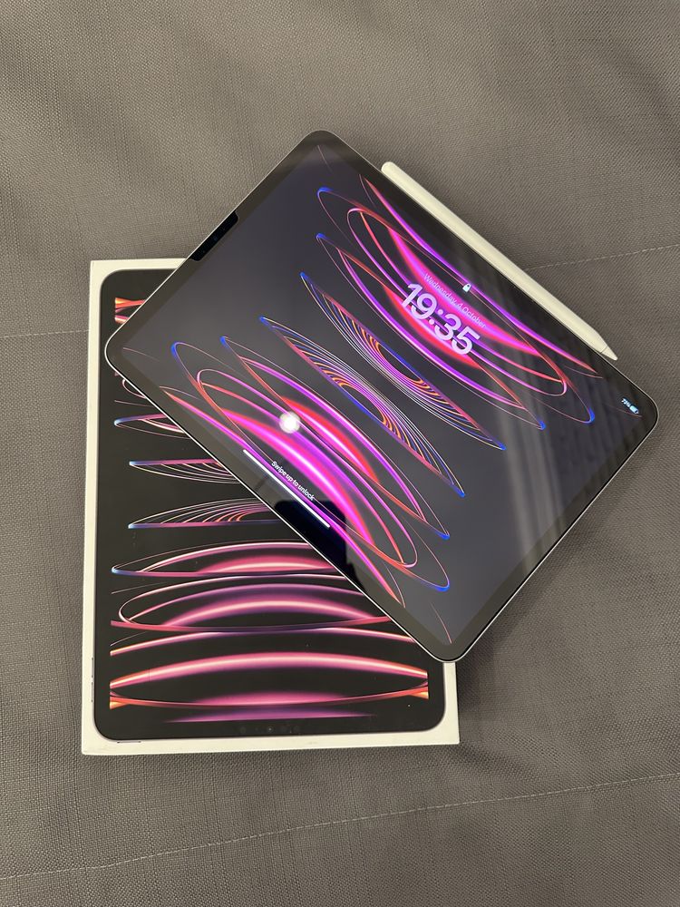 iPad Pro (2022) серого цвета