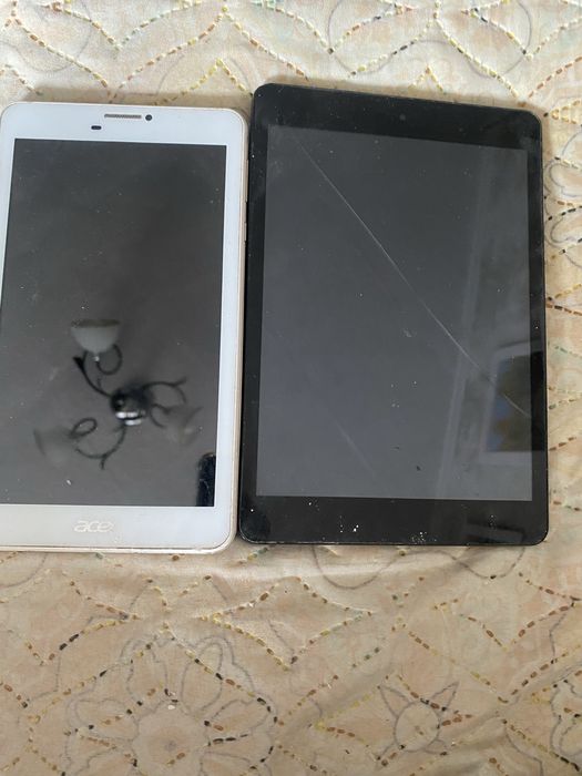 Продам 2 планшета на запчасти (черный работает)