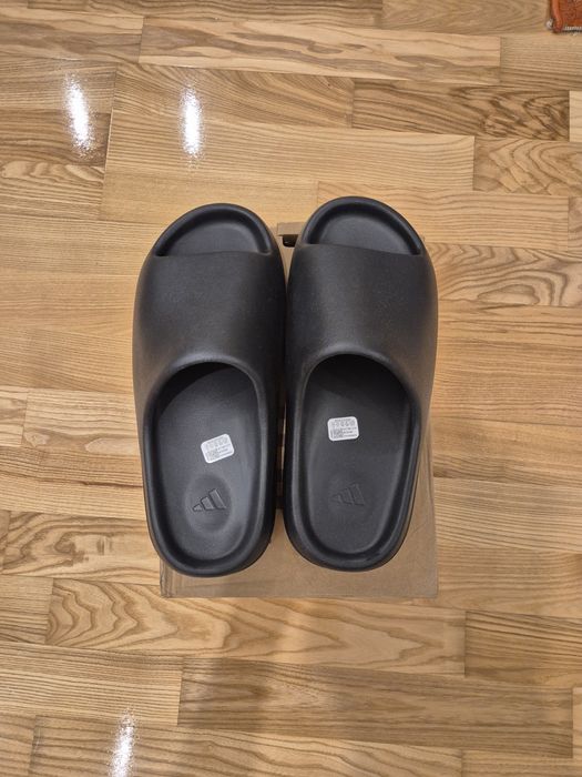 Yeezy slides Noi.