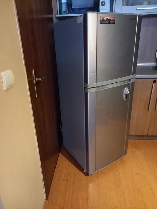 Хладилник Самсунг с горна камера
143 /55 /54Размер
143 /55 /54