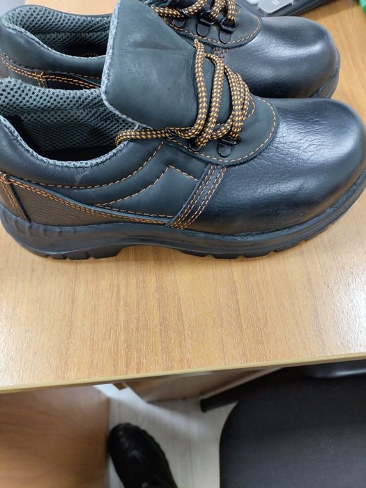 Продам спец  ботинки