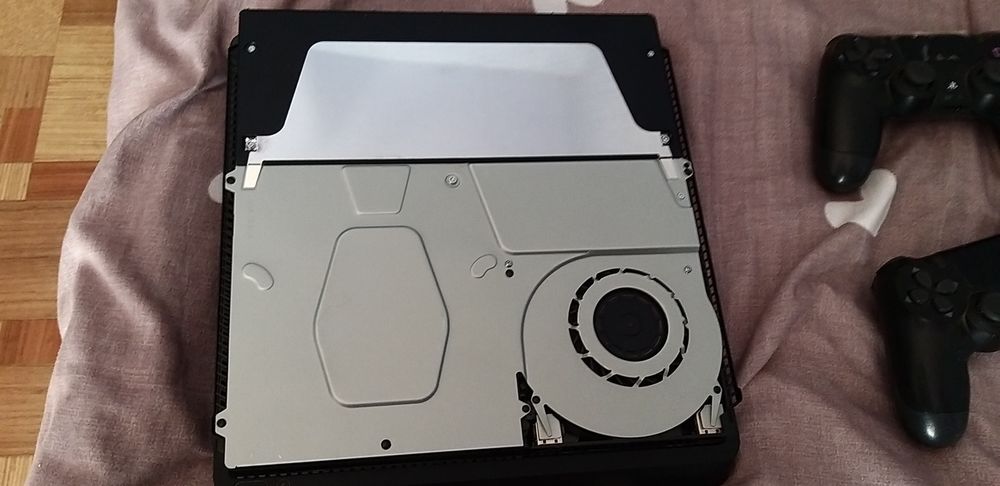 PS4 slim почти без игр продаю за дешево