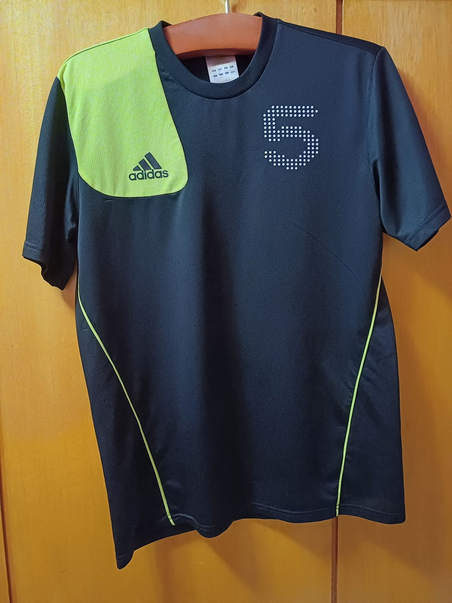 Продавам фланелка ADIDAS