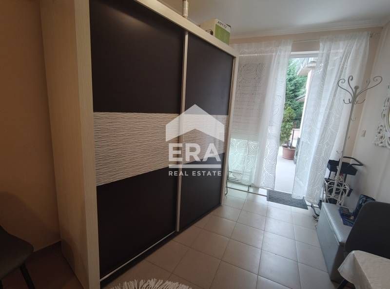 Едностаен обзаведен апартамент под наем, със собствен двор и паркомяст