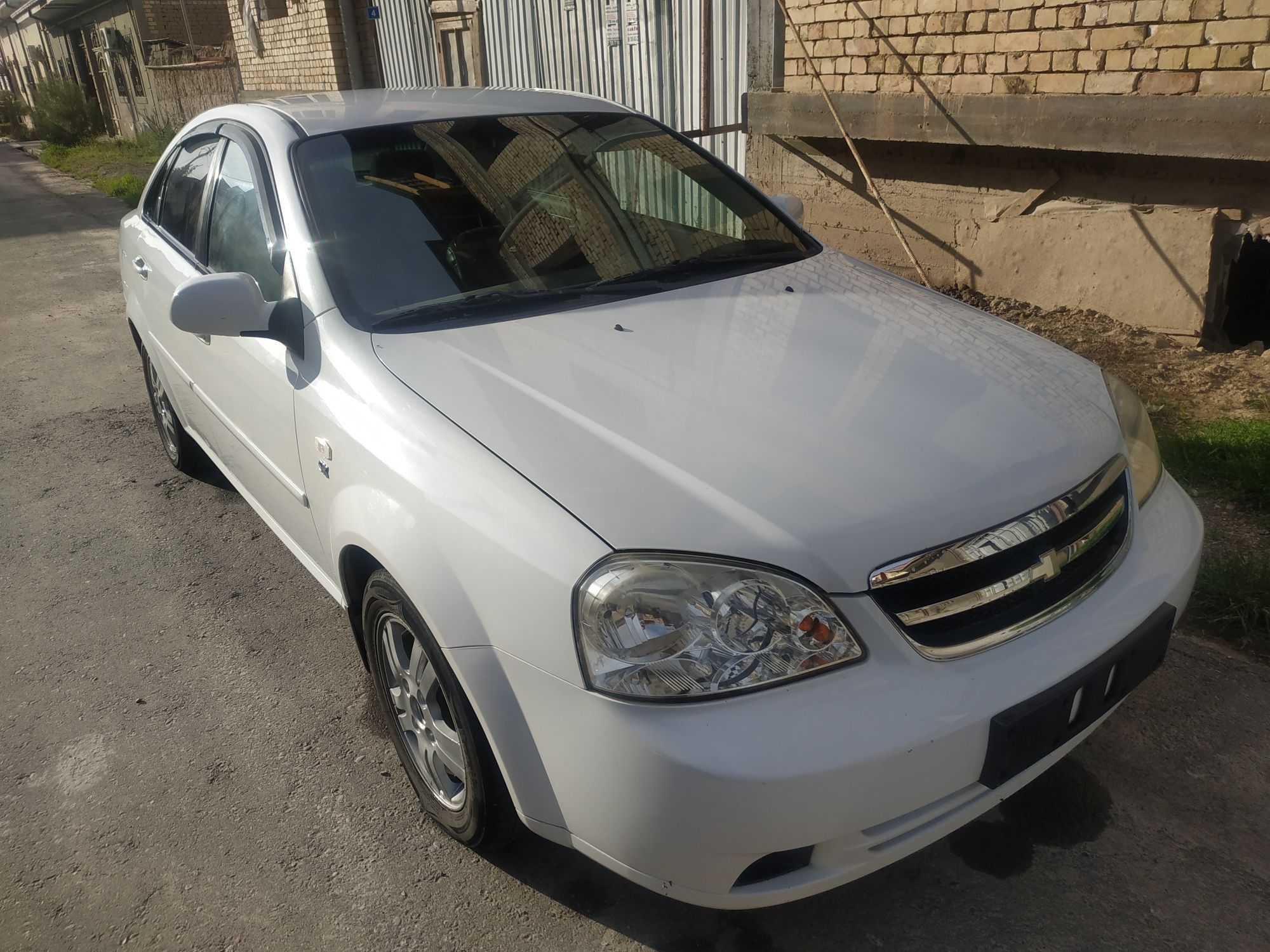 Lacetti 1.8 sotiladi