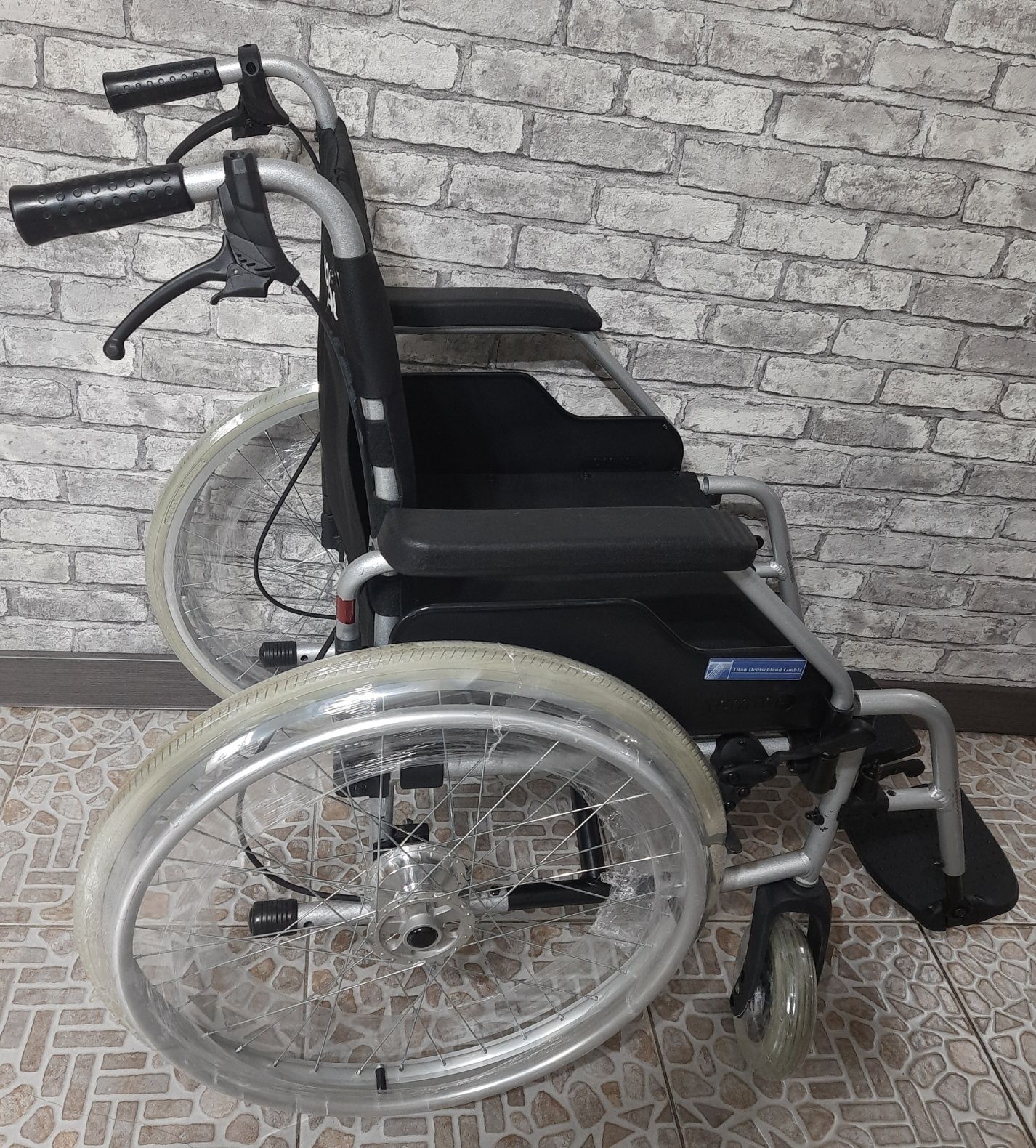 Инвалидное кресло коляска с литыми колесами отличного качества Germany