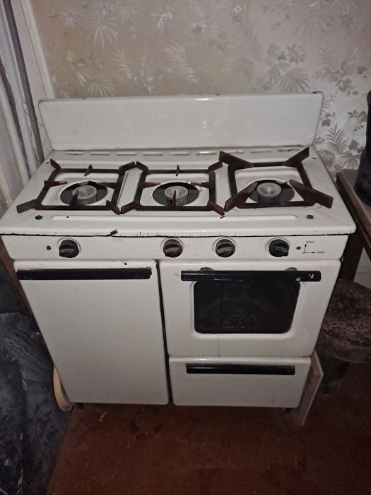 Газ плита 3 конфорок с духовкой.
