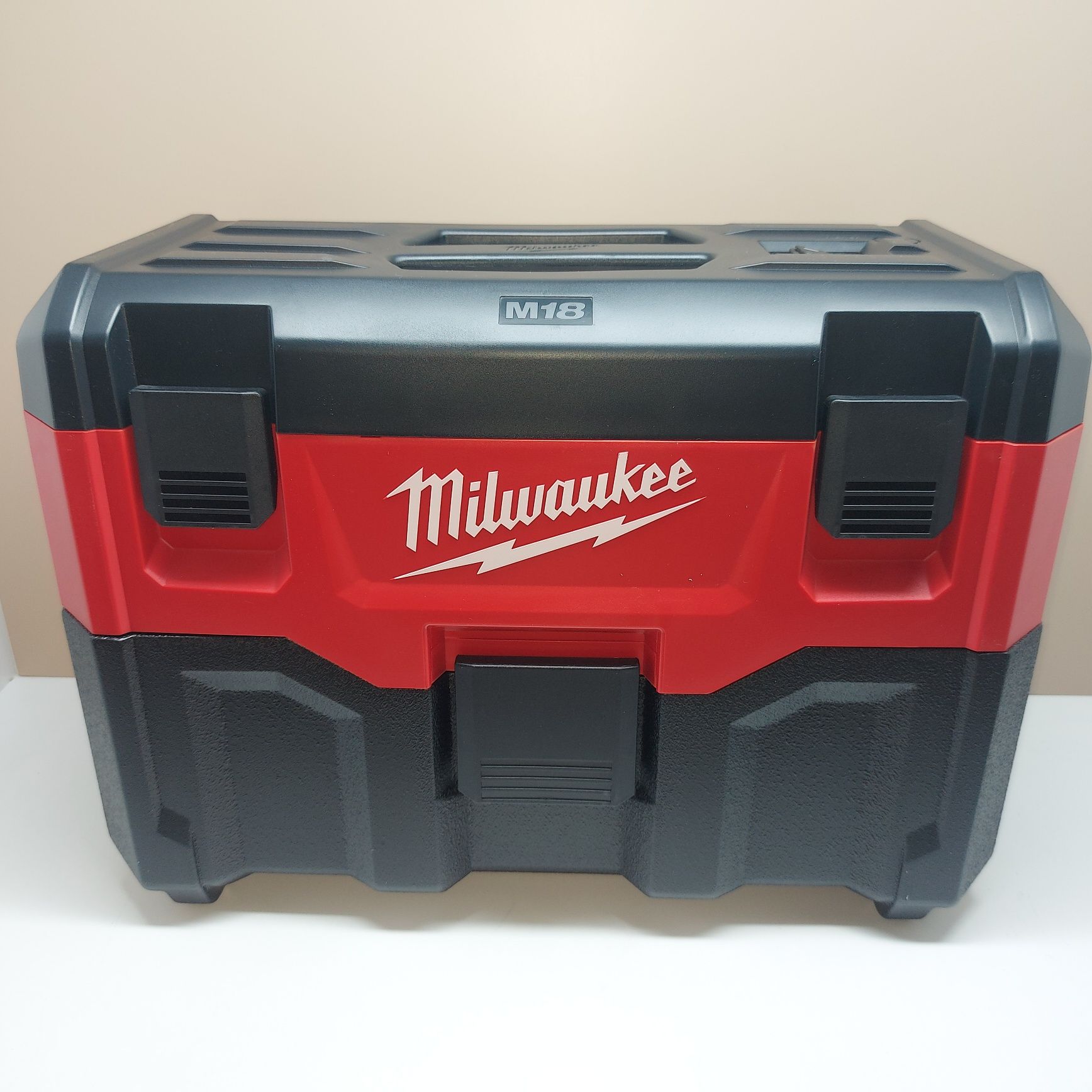 ПРОМОЦИЯ.Акумулаторна прахосмукачка Milwaukee M18VC2-0