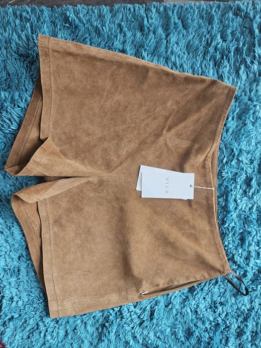 Pantaloni scurti piele naturala intoarsa