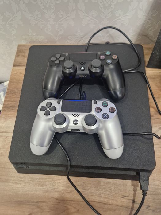 Продам б/у PS 4 с играми