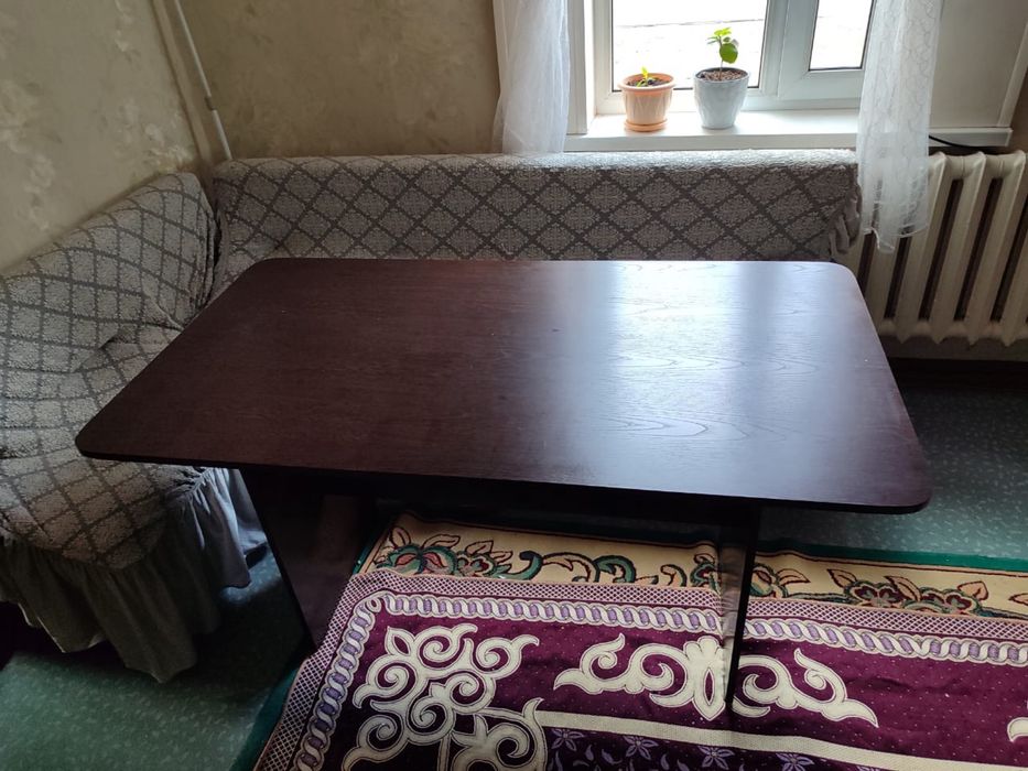 угловой кухонный стол и 4 стула