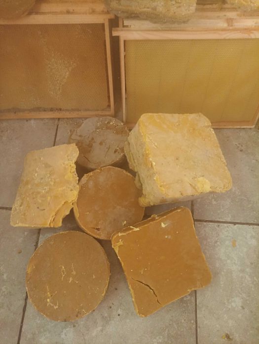 Чист пчелен восък.