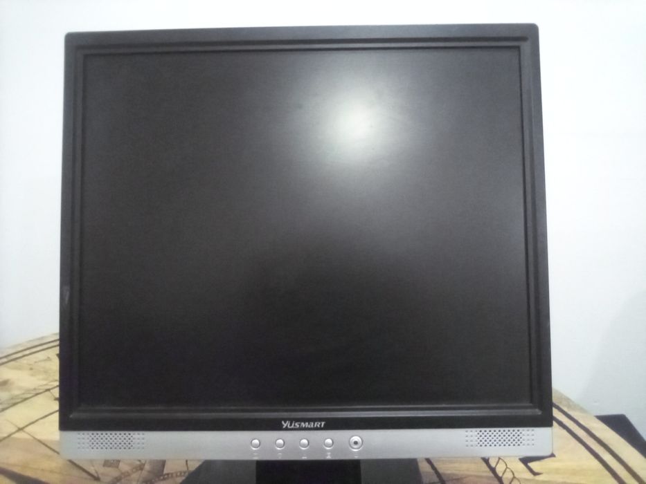 4:3 VGA monitor (1280x1024) YÜsmart N-Vision 17" (vanzare sau schimb)