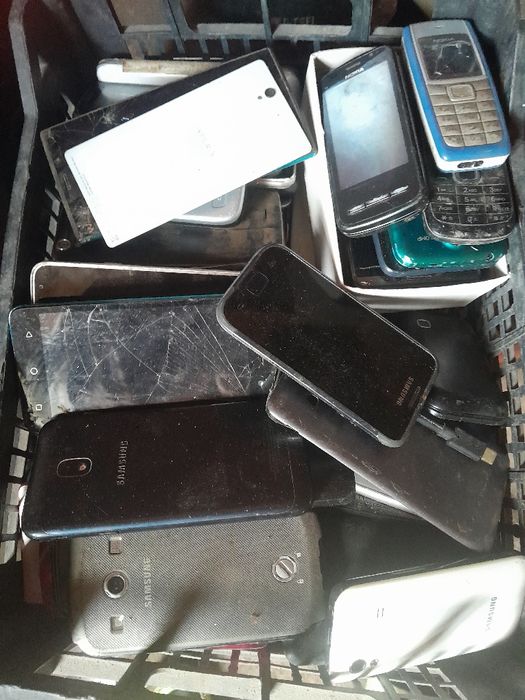 Vând lot de mobile defecte .