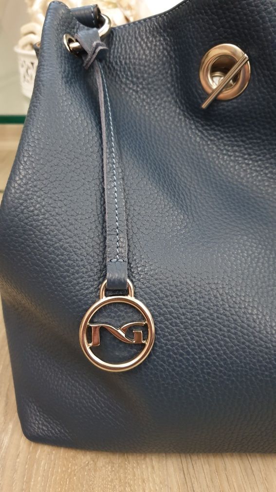 Nero Giardini made in Italy красива дамска чанта от естествена кожа.