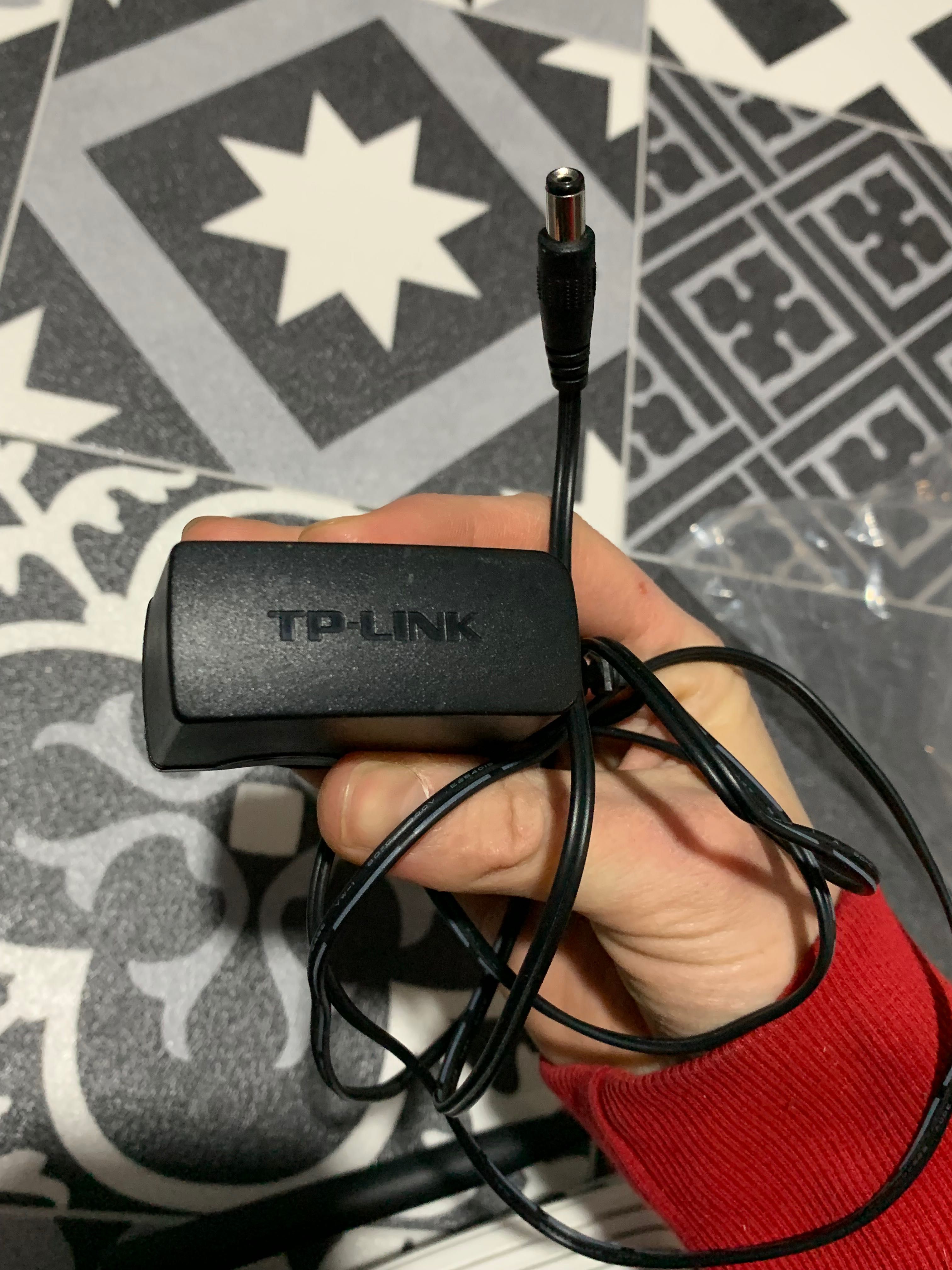 Рутер TP-LINK със захранващ кабел