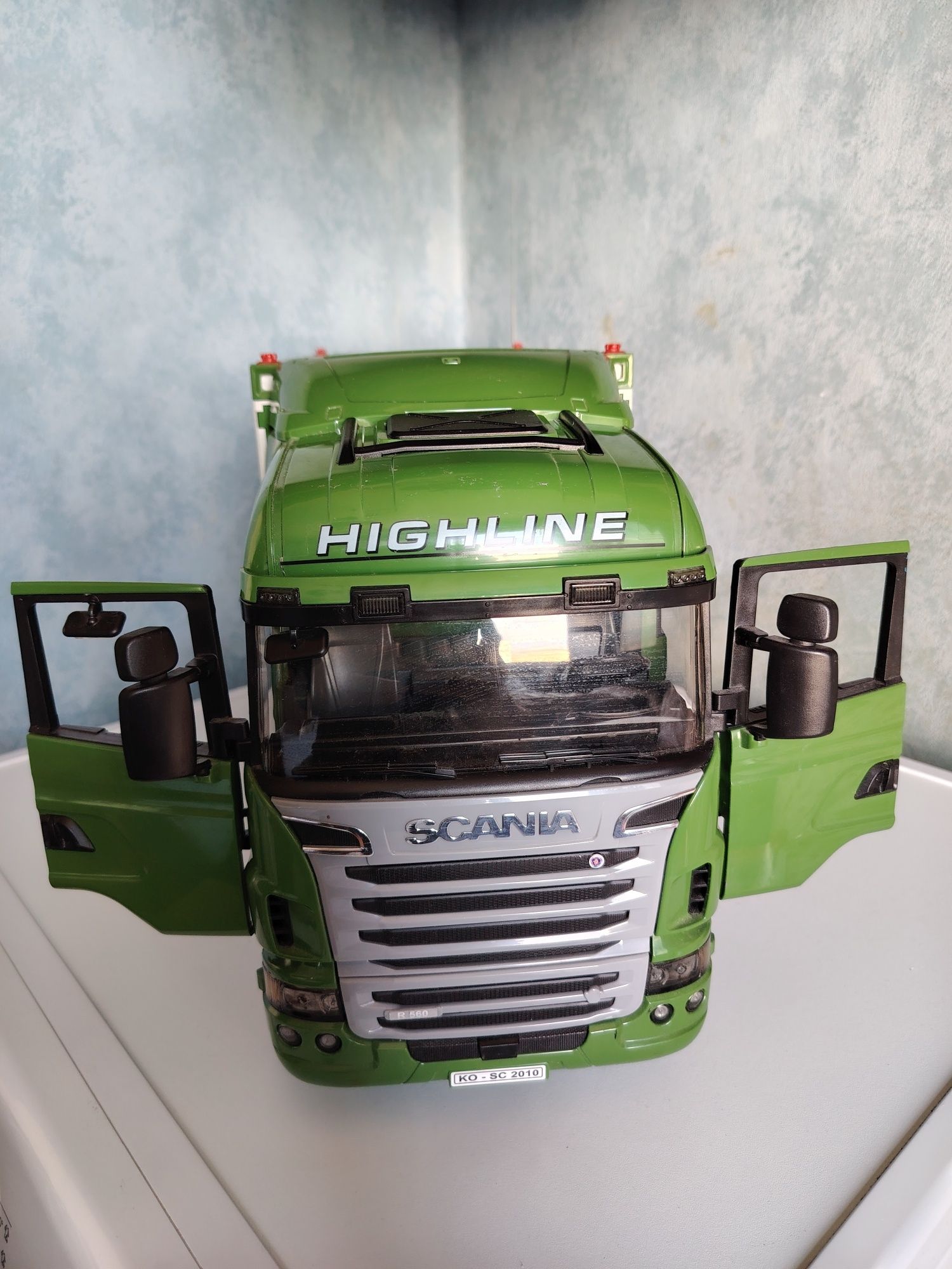 Камион Bruder Scania R-серия с изолация, 1:16