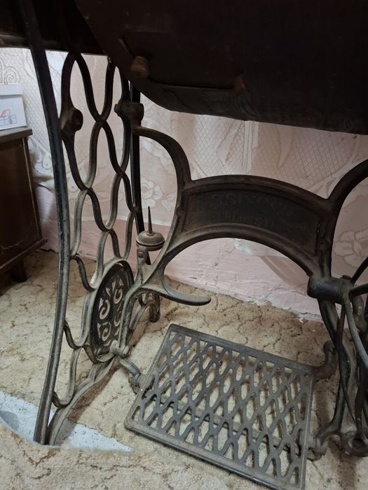 Mașină cusut veche industriala bazată pe Singer