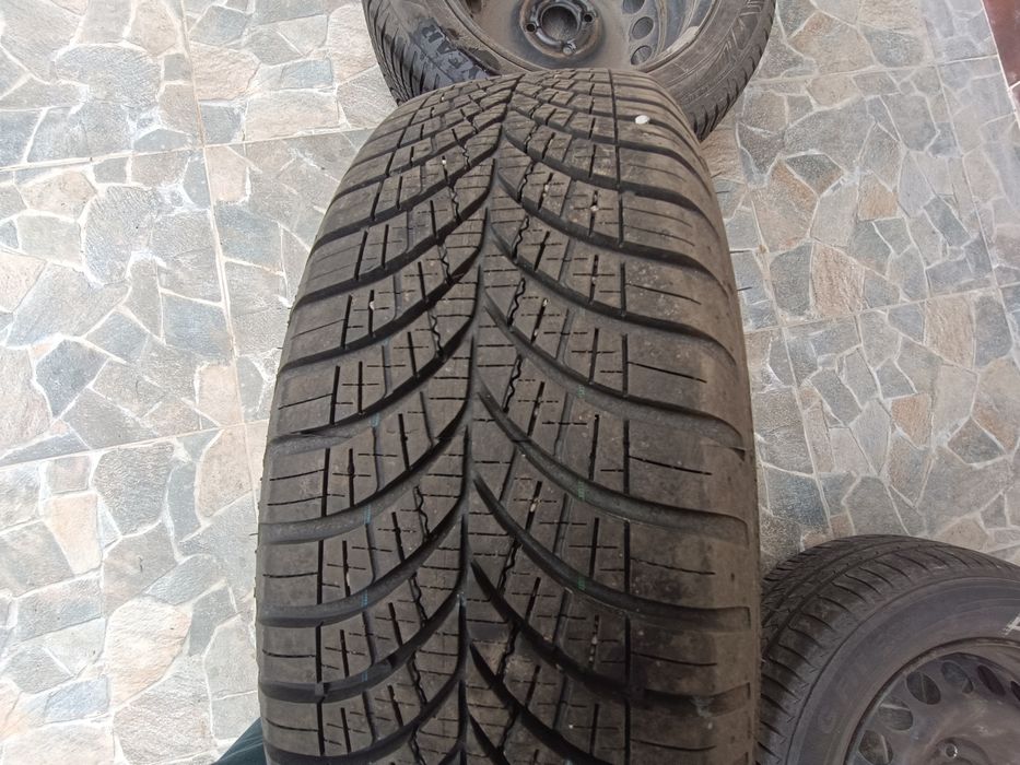 Vând jante cu anvelope R15 +capace cu sigla Renault