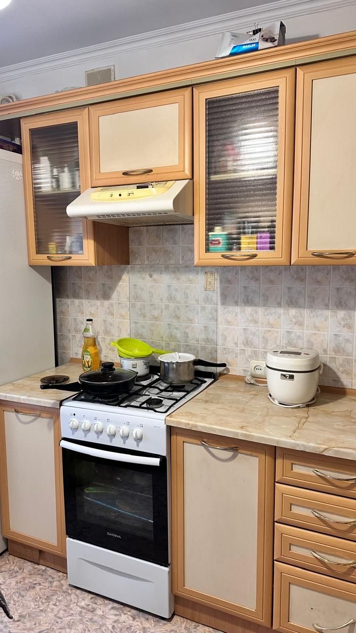 Продам кухню  с вытяжкой